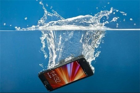 اگر تلفن همراهتان در آب افتاد این کارها را انجام دهید