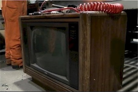 پیدا شدن تلویزیون قدیمی که ۱۰۰ هزار دلار پول داخل آن پنهان شده بود