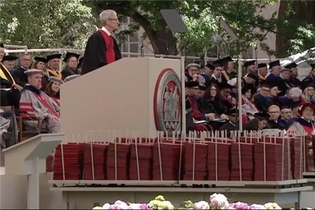 سخنرانی تیم کوک در دانشگاه MIT و طعنه به کامپیوترهای ویندوزی