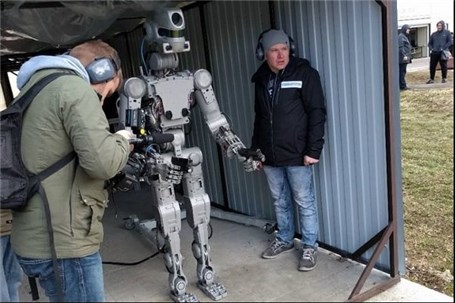 روس ها ربات هفت تیرکش با قابلیت رانندگی ساختند