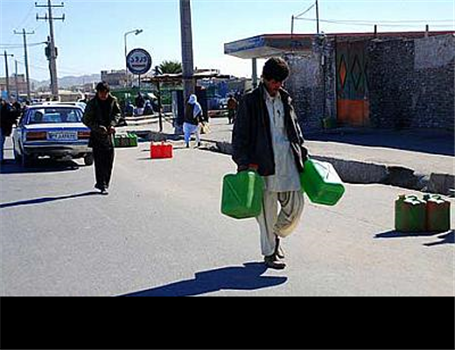 تصاویر: فروش بنزین قاچاق در زاهدان