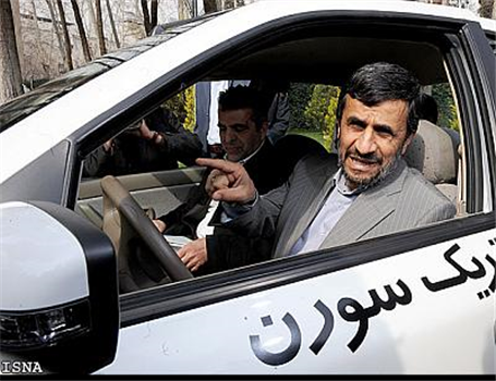 گزارش تصویری: رانندگی احمدی‌نژاد با سورن الکتریکی