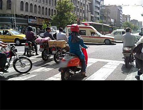 عکس: دختر موتور سوار در خیابان انقلاب تهران