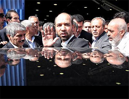 لوح ویژه دوستدار محیط زیست به وزیر صنایع رسید