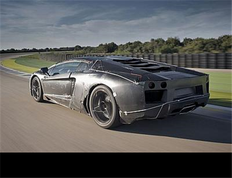 لامبورگینی LP 700-4  Aventador