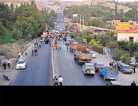 سنگی، بلای جان سرنشین یک خودرو در حال تردد شد