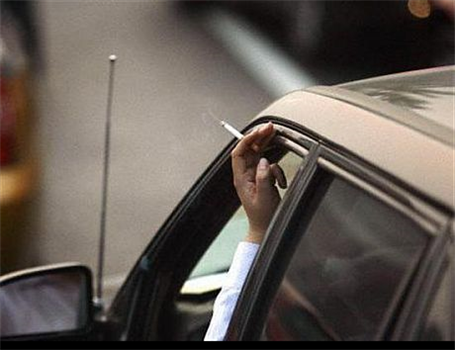 انگلیس سیگار کشیدن در خودروهای حامل کودکان را ممنوع کرد