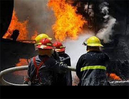 دود ناشی از آتش گرفتن خودرو ۷ نفر را دچار مشکل تنفسی کرد