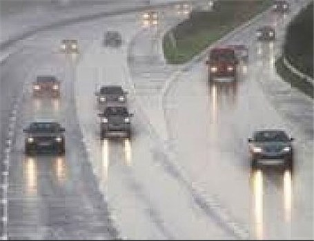 بارش باران، مه‌گرفتگی و ترافیک نیمه سنگین در جاده‌های کشور