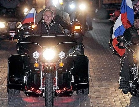 موتورسواری پوتین درکنار گرگ‌های زرد