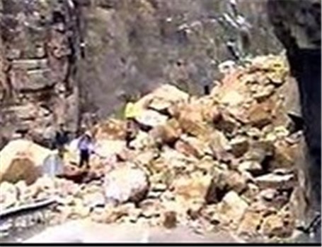 ریزش چندین صخره جاده مرزی توریستی جلفا - پلدشت را مسدود کرد