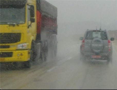 بارش برف و باران در اغلب جاده‌ها و لزوم تجهیز خودرو به زنجیرچرخ
