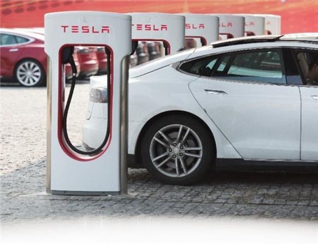 تسلا برای توسعه خودروهای برقی ایستگاه شارژ رایگان می‌سازد