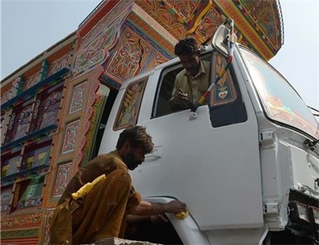 جلوه‌گری رنگ‌ها در خودروهای پاکستانی