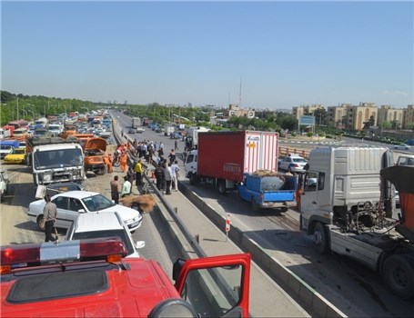 ۴ کشته در تصادف کامیون و اتوبوس در جاده فیروزکوه