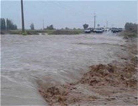 نجات سرنشینان ۶۰ خودرو از سیلاب در کلات