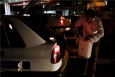 صف پمپ بنزین ها در آخرین ساعات لغو سهمیه بندی تاکسی