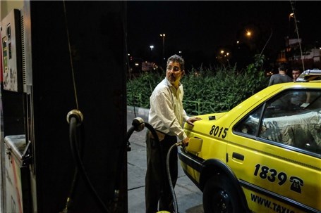 صف پمپ بنزین ها در آخرین ساعات لغو سهمیه بندی تاکسی