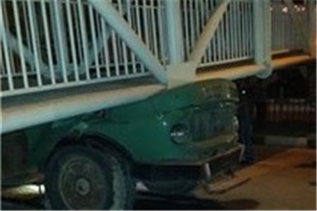 برخورد کامیون با پل عابر پیاده در خیابان آیت‌الله سعیدی