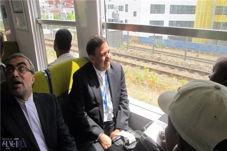 مترو سواری وزیر راه در پاریس را ببینید