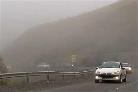 مه غلیظ تردد خودروها را در گردنه های خراسان شمالی کند کرد
