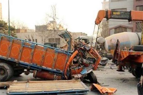 واژگونی یک دستگاه کامیون حمل بار در اتوبان قزوین - تهران