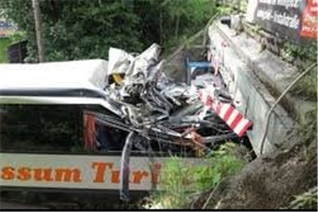 ده‌ها زخمی در برخورد سقف یک اتوبوس با پلی کم‌ارتفاع