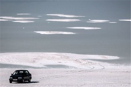 تردد خودرو و موتورسیکلت در بستر دریاچه ارومیه غیرقانونی است