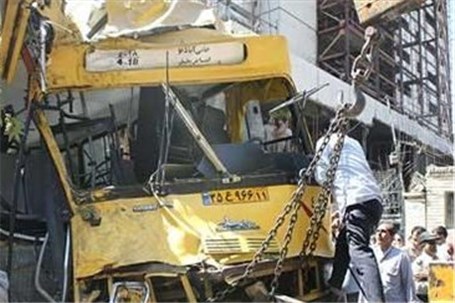 2 کشته و 6 مجروح حاصل برخورد اتوبوس با پژو و پیکان