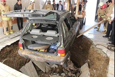 چاه فاضلاب در مشهد یک خودرو را بلعید