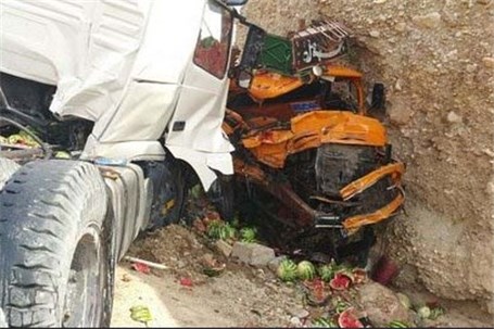 تصادف شدید 2 کامیون در جاده مهران