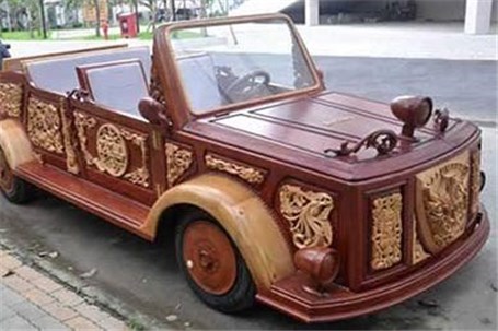 این ماشین عروس با چوب ساخته شده