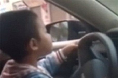 رانندگی کودک 4 ساله چینی در بزرگراه، جنجال برانگیز شد‌