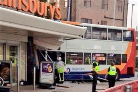 برخورد مرگبار اتوبوس دو طبقه با سوپرمارکت