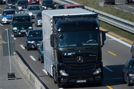 حرکت کامیون بدون راننده بنز در بزرگراه شلوغ آلمان