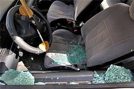 تخریب خودرو شهروندان در حمله اراذل و اوباش