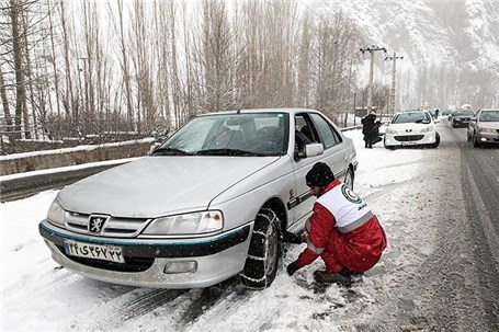 امدادرسانی به خودروهای گرفتار برف در خلخال