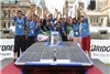 شادی تیم ایران پس از عبور غزال ایرانی از خط پایان مسابقات جهانی خودروهای خورشیدی
