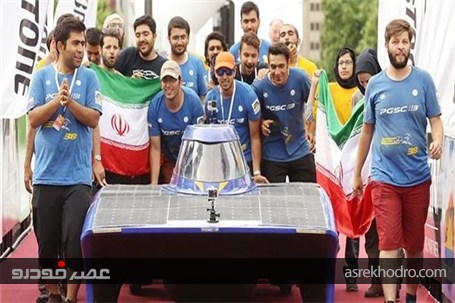 شادی تیم ایران پس از عبور غزال ایرانی از خط پایان مسابقات جهانی خودروهای خورشیدی