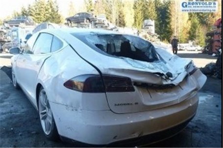  خودرو تسلا S در یک حادثه دلخراش جان دو سرنشین خود را نجات داد