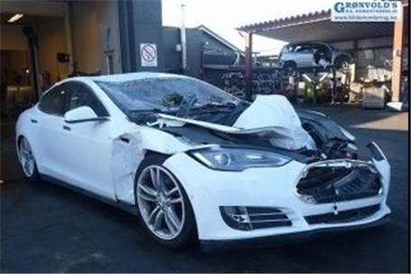 خودرو تسلا S در یک حادثه دلخراش جان دو سرنشین خود را نجات داد