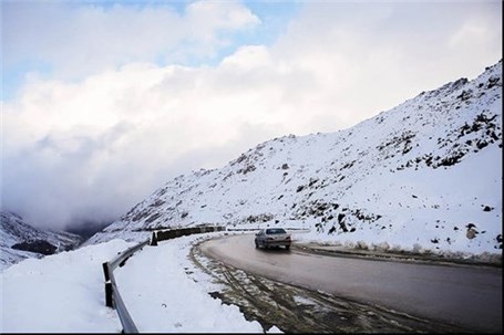 بارش برف محورهای مواصلاتی استان قزوین را سفیدپوش کرد