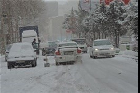 بارش برف راه های ارتباطی 100 روستای بخش بشارت الیگودرز را قطع کرد