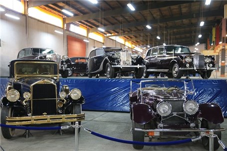 نمایشگاه خودروهای کلاسیک دهه 40 در شهرکرد برگزار شد