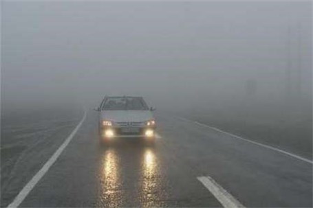 مه گرفتگی، باران و ترافیک در جاده‌های شمالی