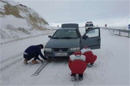 15 دستگاه خودرو در محور اشنویه ـ ارومیه از برف و کولاک رهایی یافتند