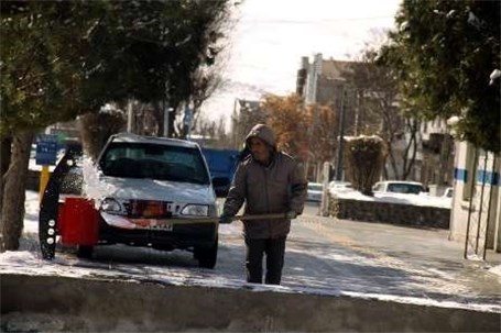 تردد خودروها در اغلب نقاط شهر زنجان به سختی و باکندی انجام می شود