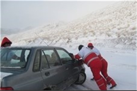 رهاسازی بیش از ۳۲۰۰ خودرو در برف مانده