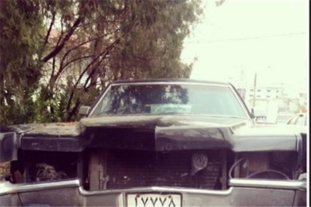 خودرو نیم قرنی افتاده در گوشه‌ای از خیابان تهران