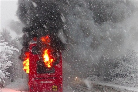 حریق اتوبوس دو طبقه انگلیسی در برف